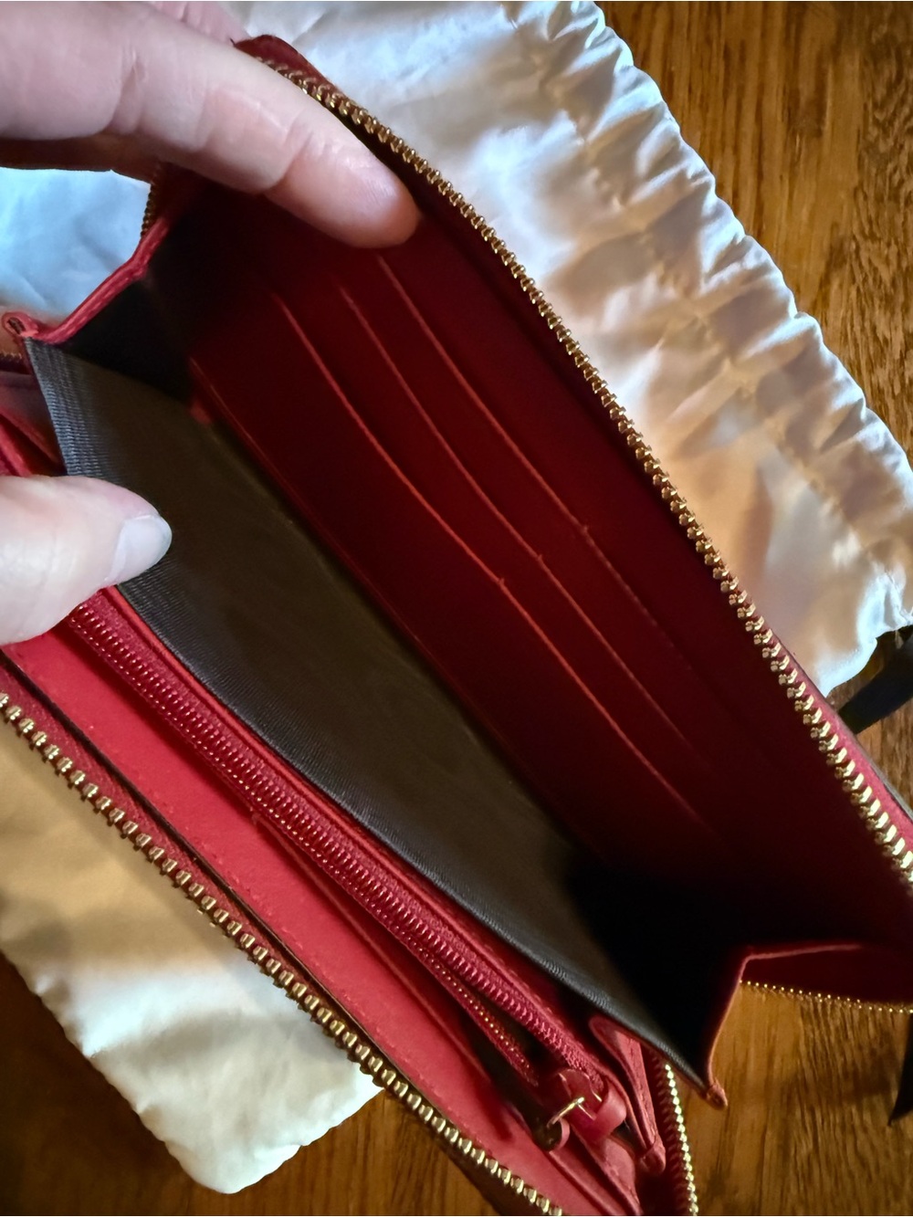 Gucci Red Zip-Around Wallet - Picture 6 of 11